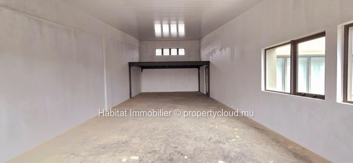 Bureau non meublé de 84m2 + une mezzanine de 23m2 situé dans un Business Park récemment construit à Calebasses