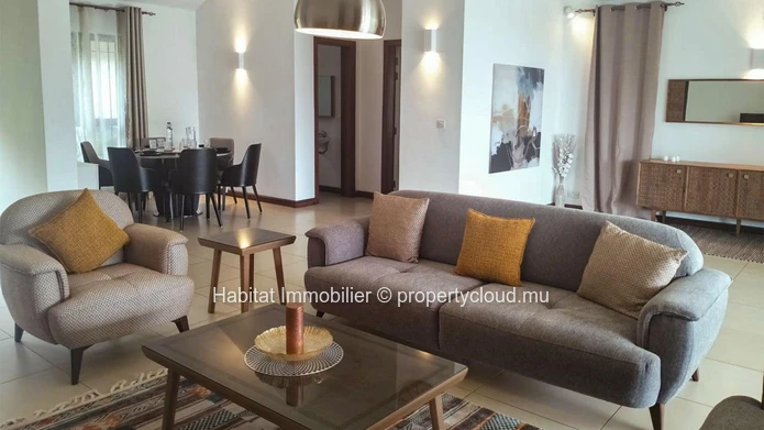 Bienvenue dans votre sanctuaire familial idéal ! Cette superbe maison est nichée au sein d'une communauté sécurisée t...