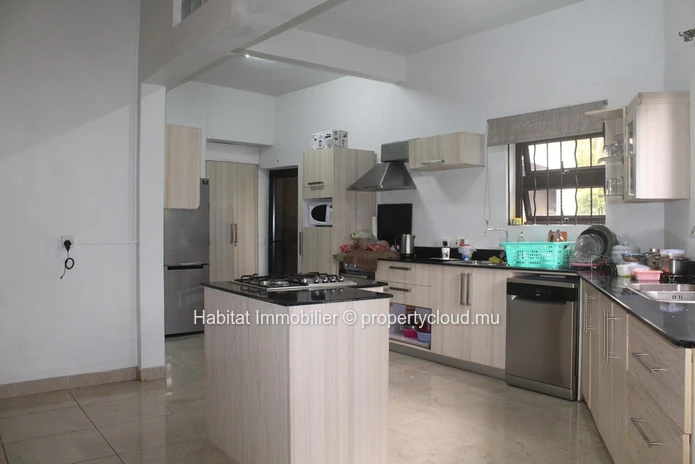 A VENDRE - Maison meublée et équipée de 371 m2 à Curepipe.