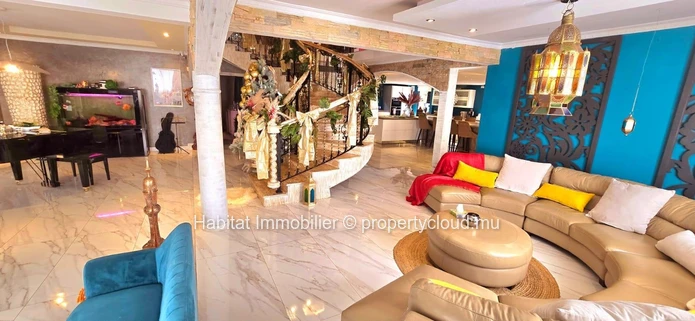 Cette splendide maison non meublée de 505 m², sur un terrain de 147 toises, est située sur la route royale à Baie du ...