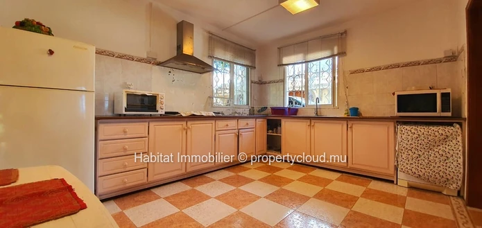 A VENDRE - Charmante maison familiale non meublée pieds dans l'eau de 400 m2 sur un terrain à bail de 1 arpent 16 pro...
