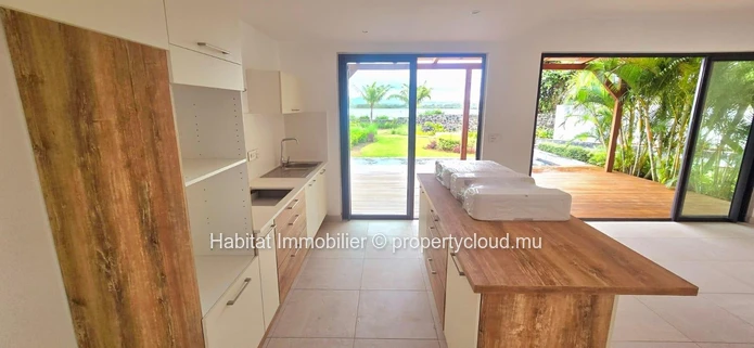 Cette somptueuse villa pieds dans l'eau non-meublée de 300 m² nichée au sein d'une résidence intimiste et sécurisée