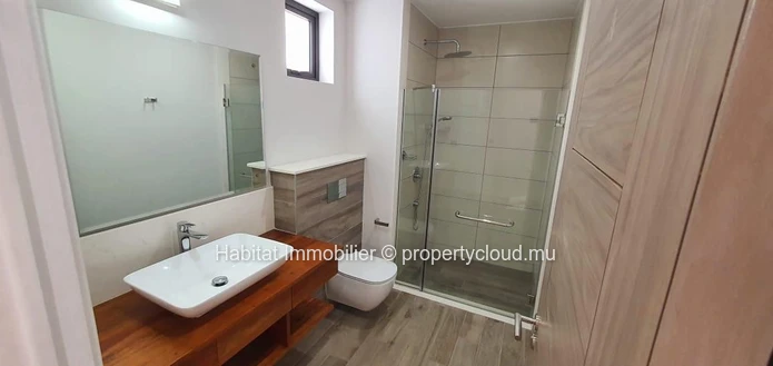 TO RENT - Beautiful beachfront apartment of 133 m2 furnished and equipped on the ground floor located in Belle Mare