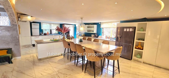 Cette splendide maison non meublée de 505 m², sur un terrain de 147 toises, est située sur la route royale à Baie du ...