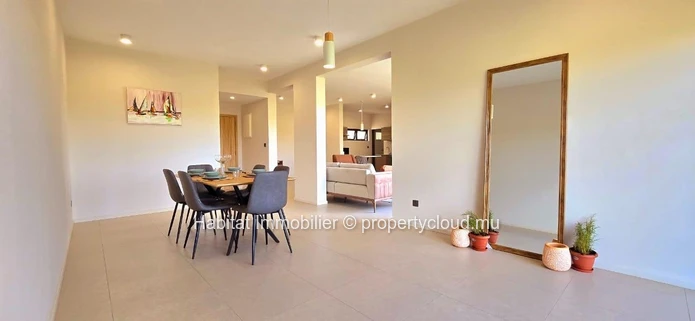 Cet appartement meublé et équipé de 143 m², avec ascenseur, est situé à Moka
