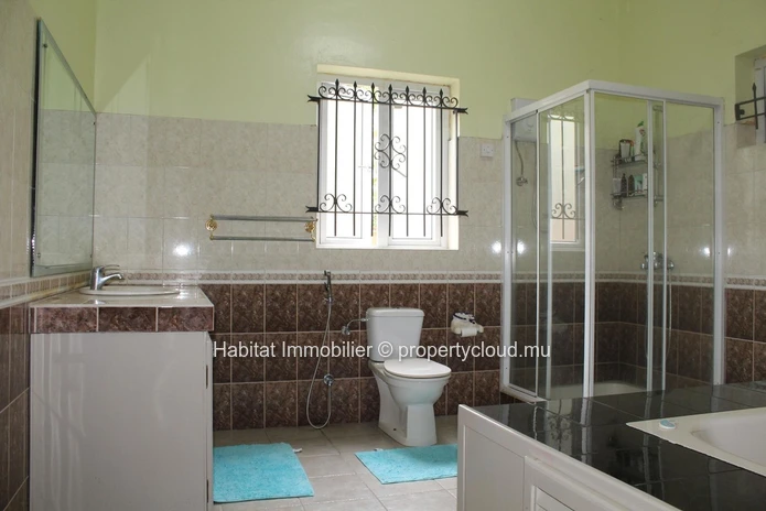 FOR SALE - Unfurnished single storey house of 464 m2 in Gentilly in Moka.