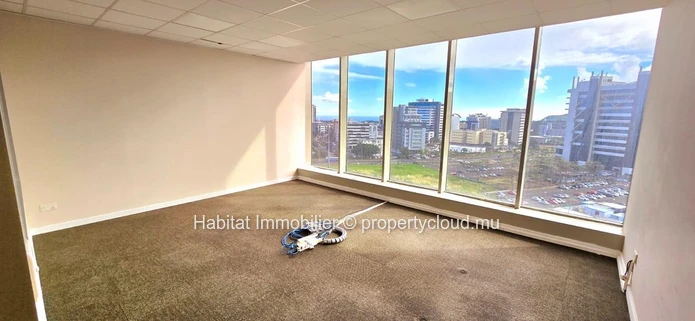 This exceptional unfurnished office of 940m2 located in the heart of the Cybercity of Ebene