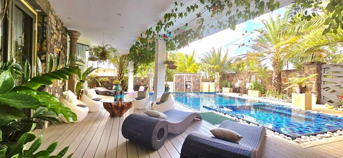 Cette splendide maison non meublée de 505 m², sur un terrain de 147 toises, est située sur la route royale à Baie du ...
