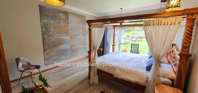 FOR SALE - Magnificent furnished and equipped single-storey house of 356 m2 on a plot of 444 toises located in Petite...