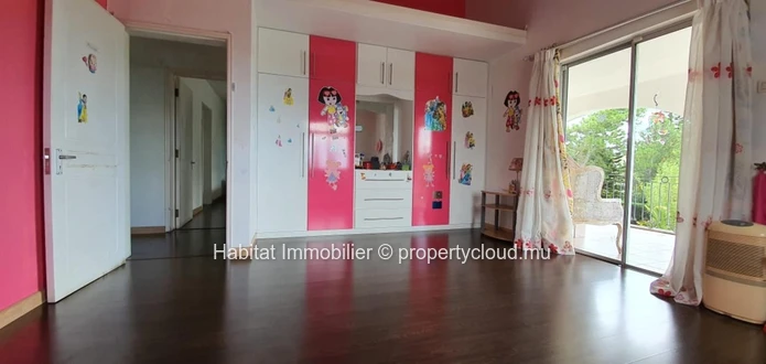 A VENDRE - Maison spacieuse non-meublée de 696 m2 à Floréal. 