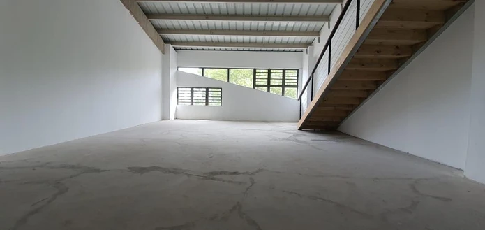 FOR SALE - This unit unfurnished office space of 90 m2 including a mezzanine of 25 m2 is located in Floréal 