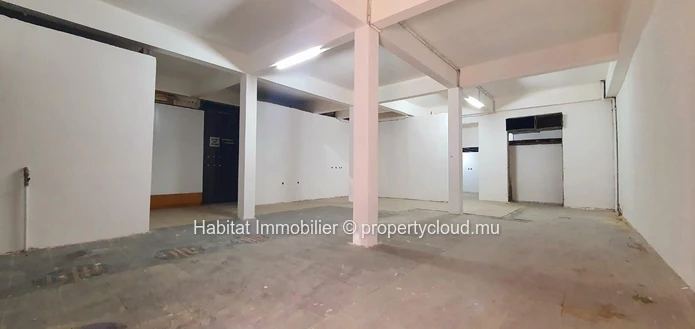 A VENDRE - Ce bâtiment commercial de 540 m2 bénéficie d'un emplacement exceptionnel au cœur de Port-Louis