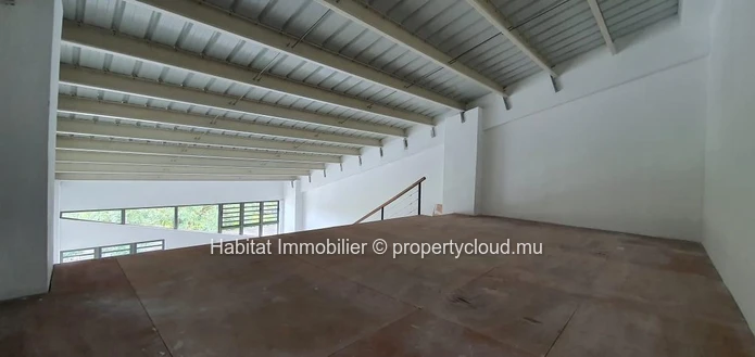 A VENDRE - Cet espace bureau non-meublé de 180 m2 incluant une mezzanine de 50 m2 se situe à Floréal