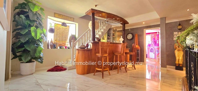 Cette splendide maison non meublée de 505 m², sur un terrain de 147 toises, est située sur la route royale à Baie du ...