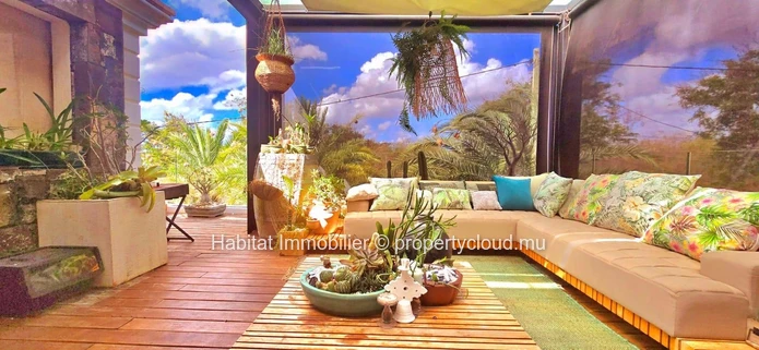 Cette splendide maison non meublée de 505 m², sur un terrain de 147 toises, est située sur la route royale à Baie du ...