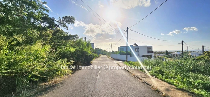 Large residential land of 263 toises in Coromandel 