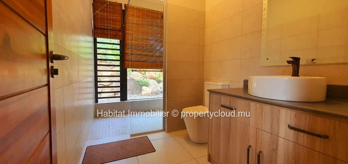 FOR SALE - Magnificent furnished and equipped single-storey house of 356 m2 on a plot of 444 toises located in Petite...