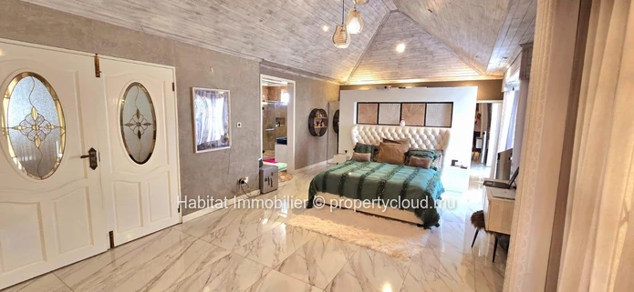 Cette splendide maison non meublée de 505 m², sur un terrain de 147 toises, est située sur la route royale à Baie du ...