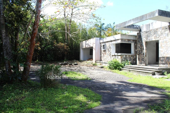 A VENDRE - Maison à compléter de 836 m2 à Floréal