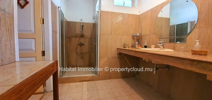 A VENDRE - Charmante maison familiale non meublée pieds dans l'eau de 400 m2 sur un terrain à bail de 1 arpent 16 pro...