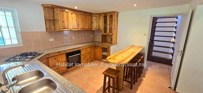 FOR SALE - Beautiful unfurnished house of 371 m2 on a plot of land of 286 toises  in Floreal