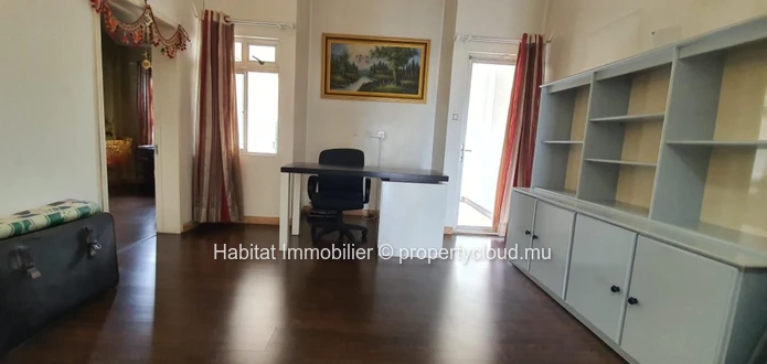A VENDRE - Maison spacieuse non-meublée de 696 m2 à Floréal. 