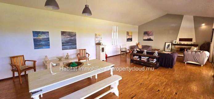 MAISON A RENOVER Cette maison de 250m2 sur un terrain de 888 toises est située dans un quartier hautement résidentiel...