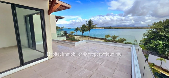 This stunning unfurnished beachfront villa of 300 m² nestled within an intimate and secure residence, offers an idyll...