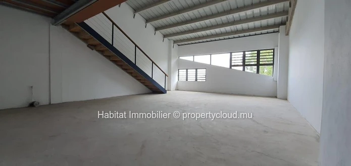 A VENDRE - Cet espace bureau non-meublé de 180 m2 incluant une mezzanine de 50 m2 se situe à Floréal