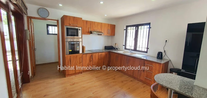 A LOUER - très beau duplex pieds dans l'eau meublé et équipé de 120 m2 bénéficie d'une vue imprenable sur la mer dans...