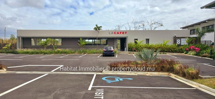 Bureau non meublé de 80m2 + une mezzanine de 17m2 situé dans un Business Park récemment construit à Calebasses 