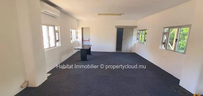FOR SALE - Bâtiment climatisé non-meublé de 730 m2 (avec ascenseur) sur un terrain de 52 toises situé à Port-Louis