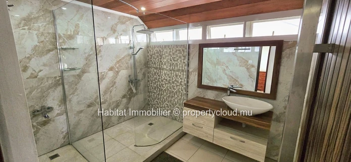 Charming furnished and equipped villa of 250 m² on a plot of 116 toises, located in Péreybère