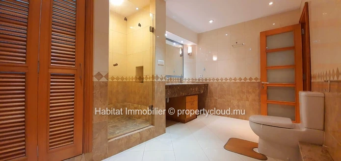 A VENDRE - magnifique appartement au rez-de-chaussée de 185 m2 meublé et équipé se situe à quelques minutes du centre...