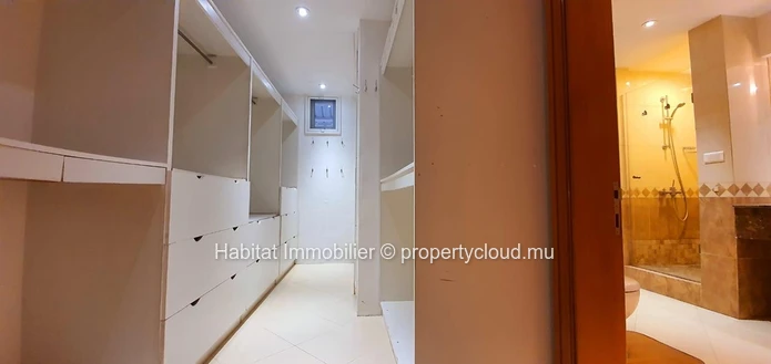 A VENDRE - magnifique appartement au rez-de-chaussée de 185 m2 meublé et équipé se situe à quelques minutes du centre...