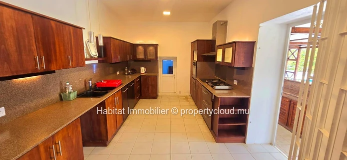 Maison non-meublée de 290m² sur un terrain à bail de 680 toises avec un accès privé à la mer à Poste Lafayette