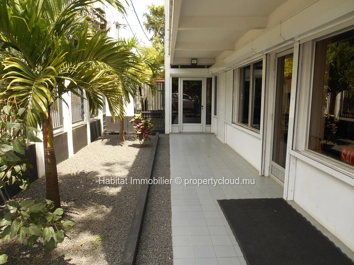 Bâtiment commercial de 300 m2 sur un terrain de 83 toises situé à Vacoas