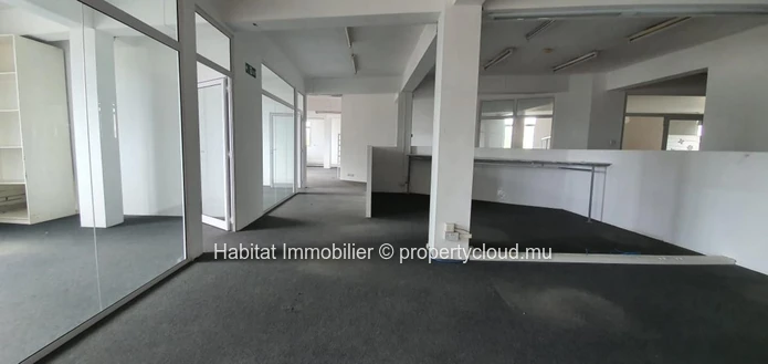 A VENDRE - Bâtiment commercial non-meublé de 1,774 m2 sur la route principale à Mesnil. 