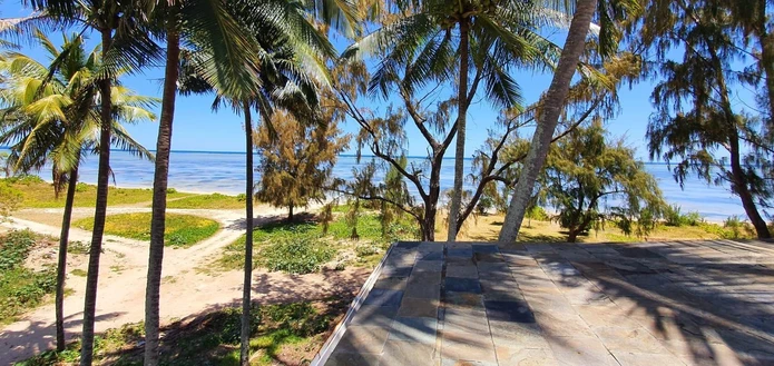A LOUER - très beau duplex pieds dans l'eau meublé et équipé de 120 m2 bénéficie d'une vue imprenable sur la mer dans...