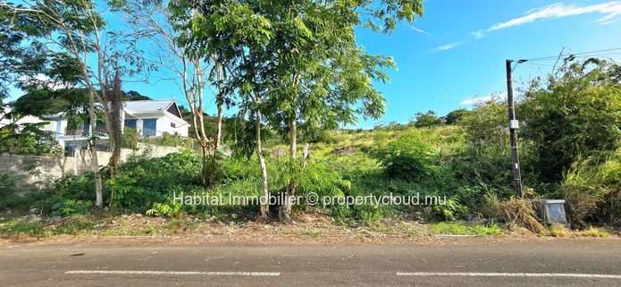 Large residential land of 263 toises in Coromandel 