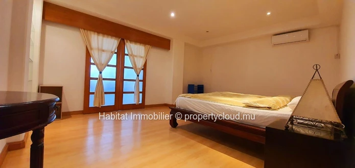 A VENDRE - magnifique appartement au rez-de-chaussée de 185 m2 meublé et équipé se situe à quelques minutes du centre...
