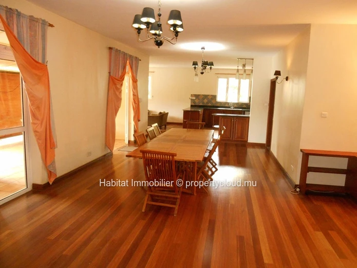 A VENDRE - Belle maison de 400 m2 à Albion. 