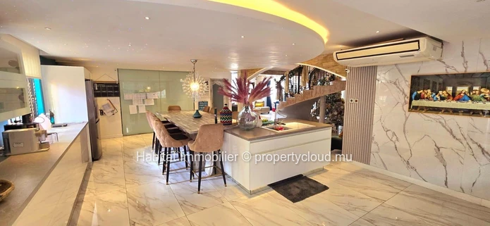 Cette splendide maison non meublée de 505 m², sur un terrain de 147 toises, est située sur la route royale à Baie du ...