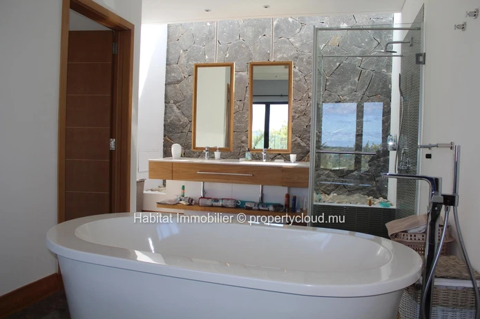 To rent - Stunning beachfront penthouse, furnished and equipped, of 150 m² located in a residence in Belle Mare 