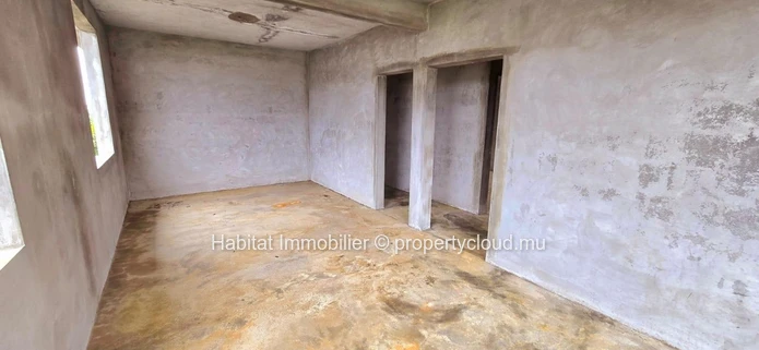 Unfinished family house, very spacious, of 420m2 on a plot of 219 toises, located in the center of Curepipe