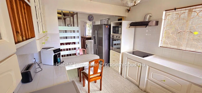 Charmante maison familiale non meublée de 325 m² sur un terrain de 93 toises, idéalement située dans un quartier calm...