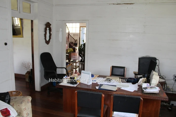 FOR SALE - Spacious wooden colonial house of 325 m2 in Vacoas. 