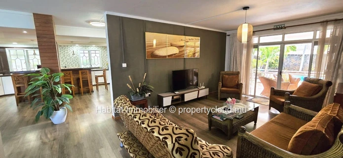 Charming furnished and equipped villa of 250 m² on a plot of 116 toises, located in Péreybère