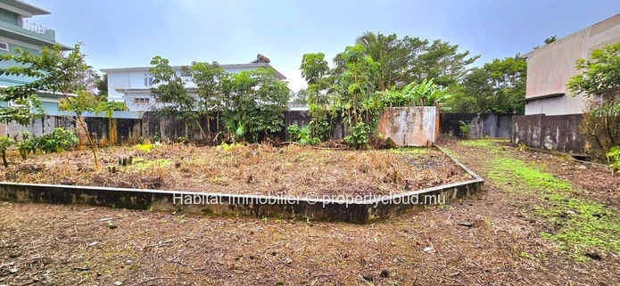 Unfinished family house, very spacious, of 420m2 on a plot of 219 toises, located in the center of Curepipe