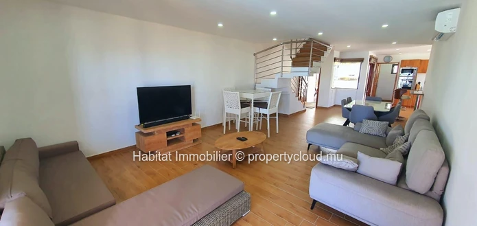 A LOUER - très beau duplex pieds dans l'eau meublé et équipé de 120 m2 bénéficie d'une vue imprenable sur la mer dans...